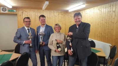 Die drei Gewinner zusammen mit der Besten Frau des Clubabends am Schießstand
